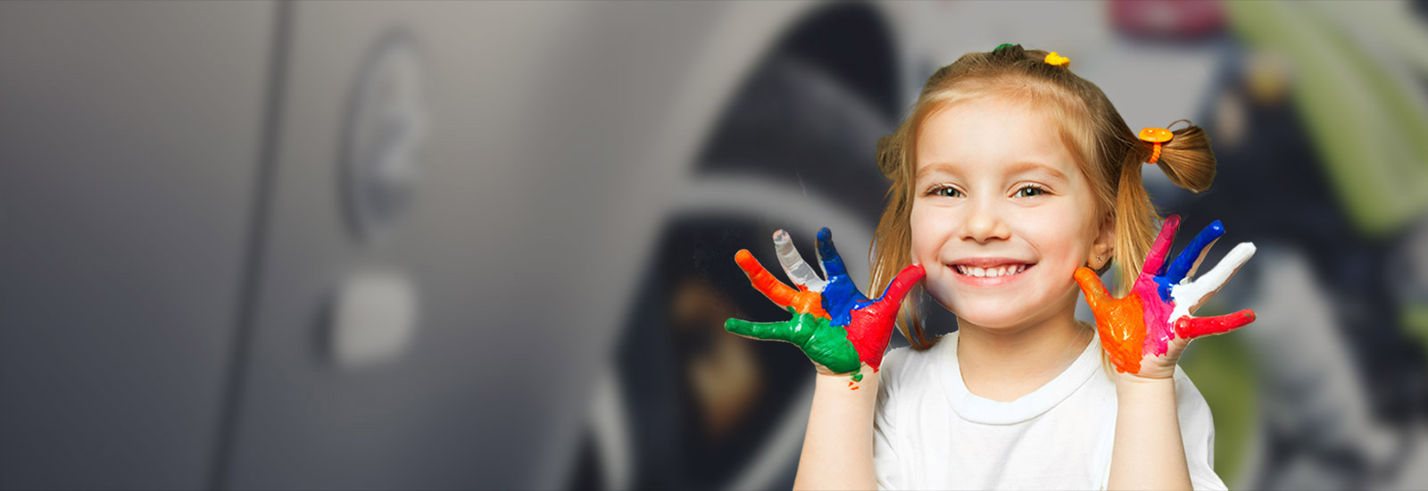 petite fille avec les mains pleines de peinture